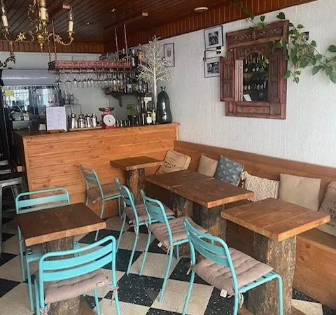 Bar, restaurant 60 m² Ganges