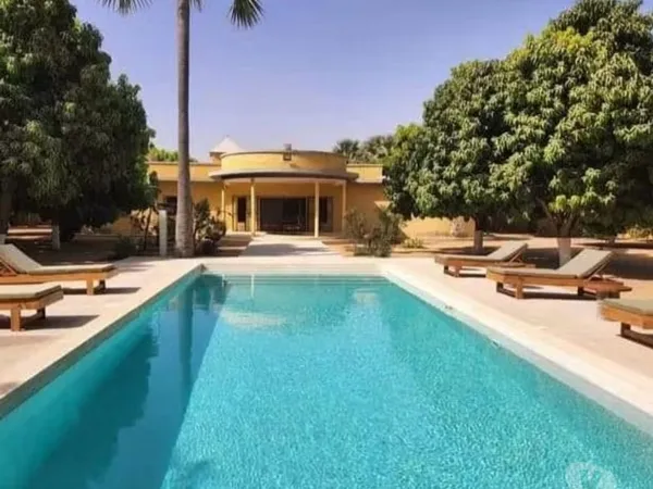 Grande villa avec piuscine a vendre a Yayem iles du saloum