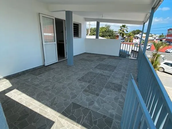 À LOUER - T3 MEUBLÉ 52 m² + GRANDE VARANGUE 24 m² - Ravine des Cabris
