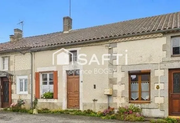 Magnifique hameau de trois maisons avec dépendances et plus de cinq hectares attenants.
