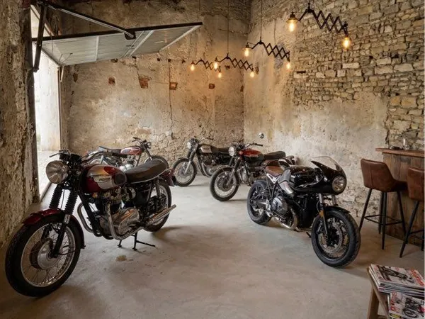 Emplacement/stationnement moto - grange