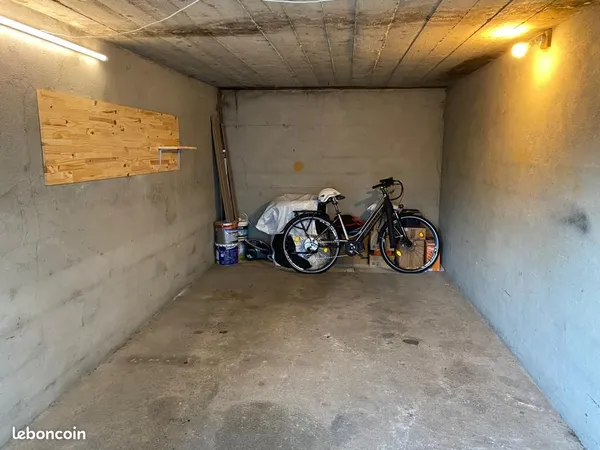 À louer : Grand garage fermé de 17 m2 avec électricité
