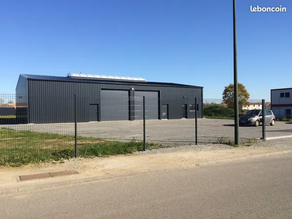 BÂTIMENT ENTREPÔT / LOCAL COMMERCIAL 450 m² AVEC BUREAUX