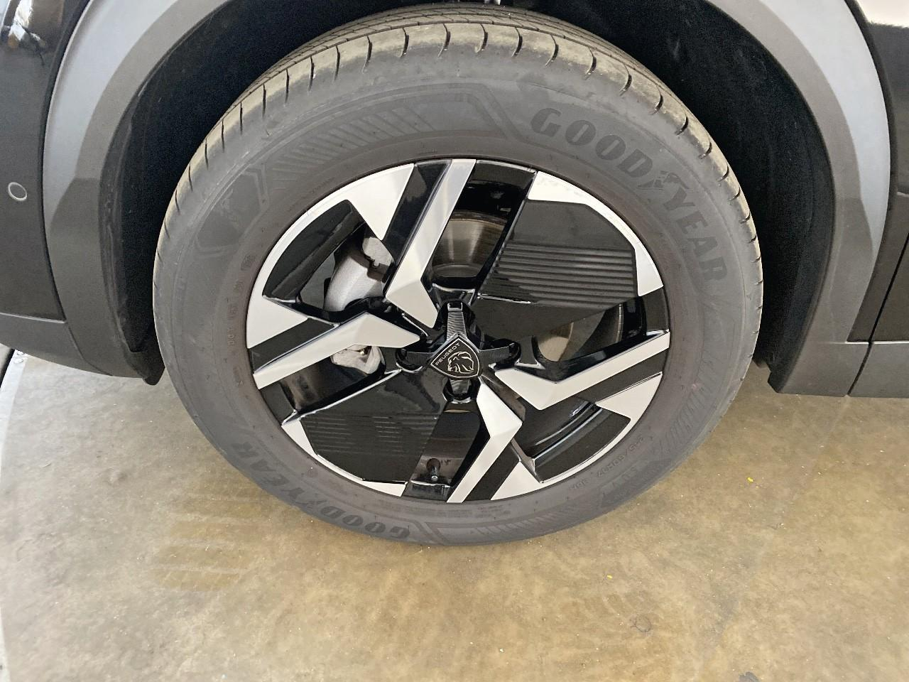 Peugeot 2008 turbo 100 ch bvm6 allure — photo 11