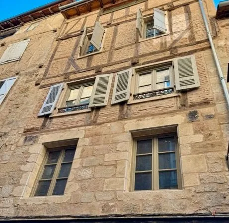 Tres bel immeuble de rapport pierres et colombages centre historique de figeac (lot)
