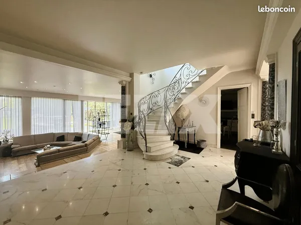 Maison 9 pièces 270 m²