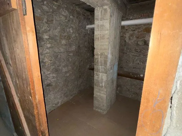 Cave saine, mur brique dans immeuble sécurisé