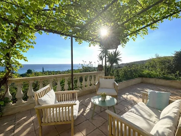 A VENDRE VILLA DE CHARME DE 160M² AVEC VUE MER 4 CHAMBRES AUX ISSAMBRES