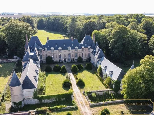 70Km de l'Ouest de Paris - Chteau Louis Xiii dbut XVIIme - Ancien htel de 32 chambres - 1h de Paris