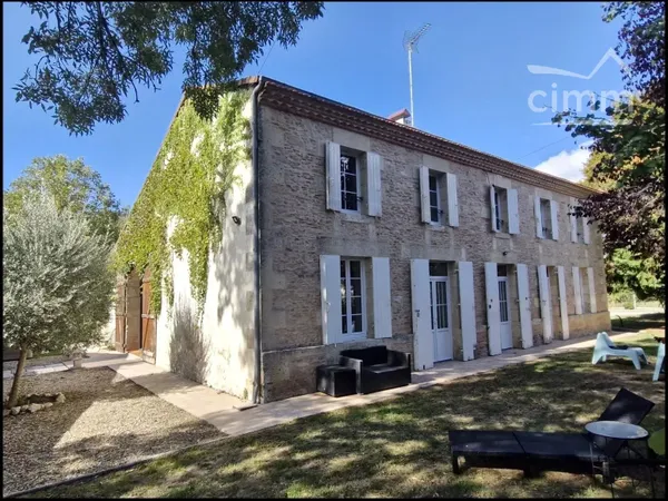 GIRONDINE EN PIERRE RÉNOVÉE DE 230 M² – PISCINE, SPA ET DÉPENDANCES SUR 1 HECTARE