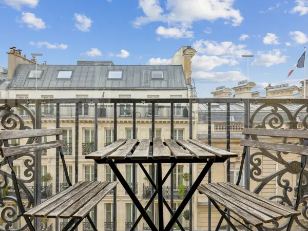 Paris VIIIe - Rue du Cirque - Pied à terre de 44 m² avec balcon situé au 5e étage