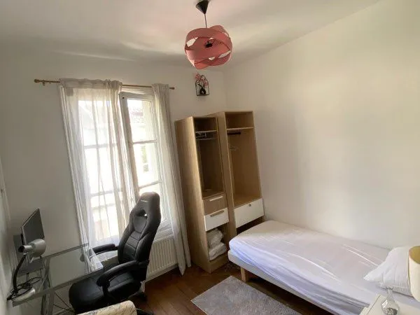 Chambre meublée dans une belle maison avec jardin