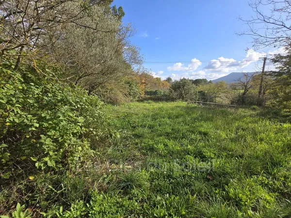RARE GAREOULT - Terrain 2 500 m² + maison + hangar Fort potent