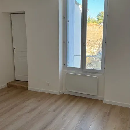 Apt t1 non meublé à l année