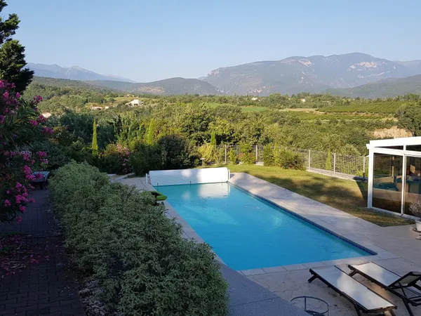 Villa vue exceptionnelle - piscine jardin parkings