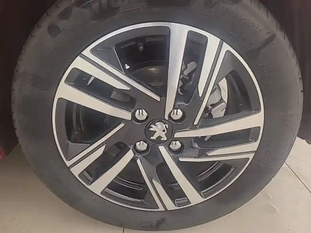 Peugeot 208 puretech 100 s&amp;s eat8 — photo 57
