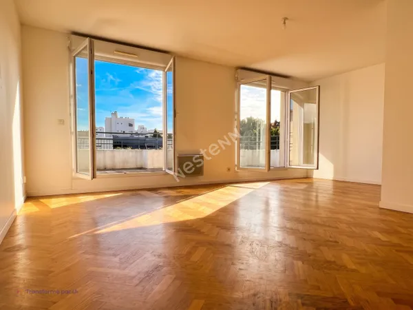Appartement 4 pièces à louer au dernier étage avec vue sur cour et jardin à Le Pré Saint Gervais