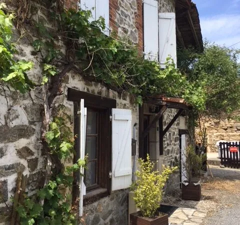 Maison en pierre avec jardin et arbres fruitiers