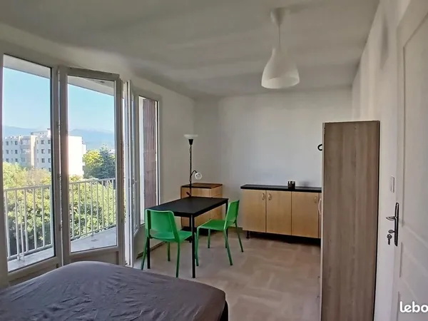 Chambre 6 pièces 100 m²