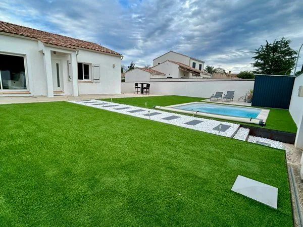 Maison avec piscine et garage