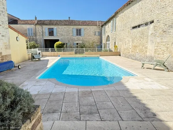 Vaste Maison de Village Avec Piscine Chauffée