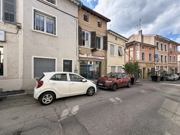 Local commercial à vendre à Saint-Symphorien-d'Ozon, avec cave