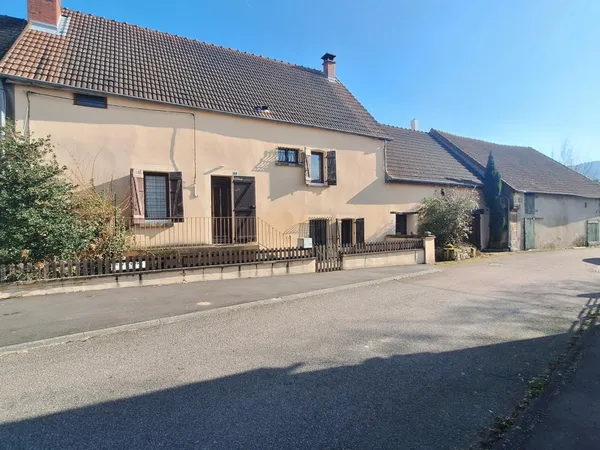Maison beau potentiel avec plusieurs dépendances