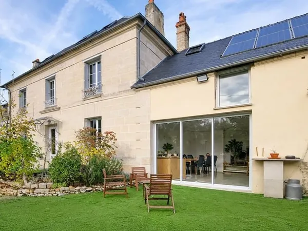 Une maison de caractère aux beaux volumes avec dépendance et