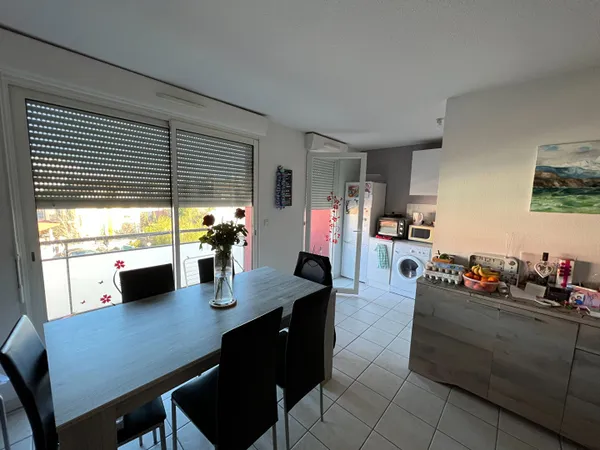 À LOUER T2 location non meublée dans résidence récente avec ascenseur, balcon et place de parking en