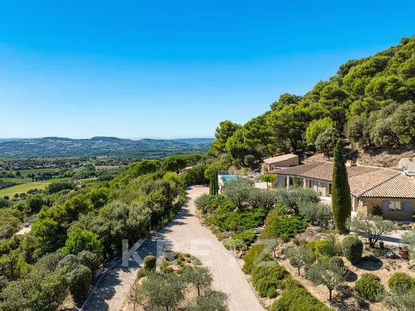 Propriété d'exception en pierre avec vue panoramique dans la campagne de Mérindol les Oliviers - Drô