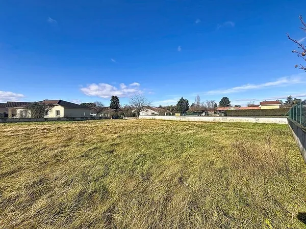 Terrain Saint Maurice de Gourdans, 6430m2, libre constructeur, plat, idéalement situé au calme