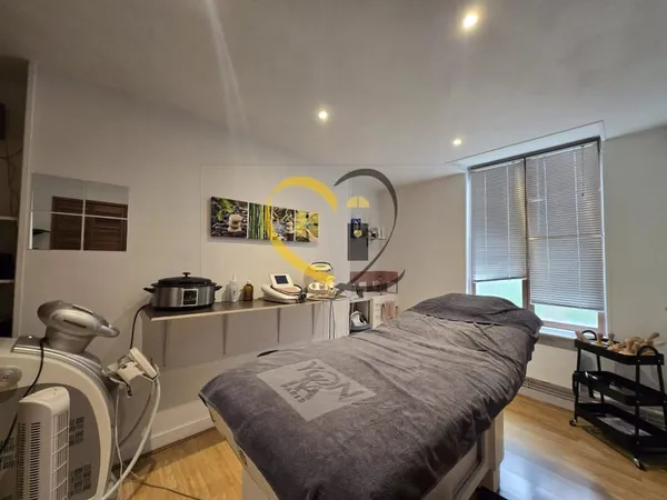 Ensemble immobilier local commercial et appartement à Henrichemont