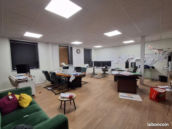 A louer - bureaux renoves de 70 m2 avec 3 places de parking