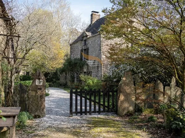 PETIT HAMEAU DE CARACTÈRE : MANOIR, LONGÈRE ET DÉPENDANCES A