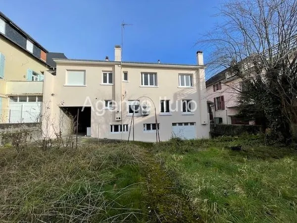 Oloron Centre-Ville - Immeuble Compose D'un Local Et D'un Grand Appartement Avec Caves, Garage Et Ja