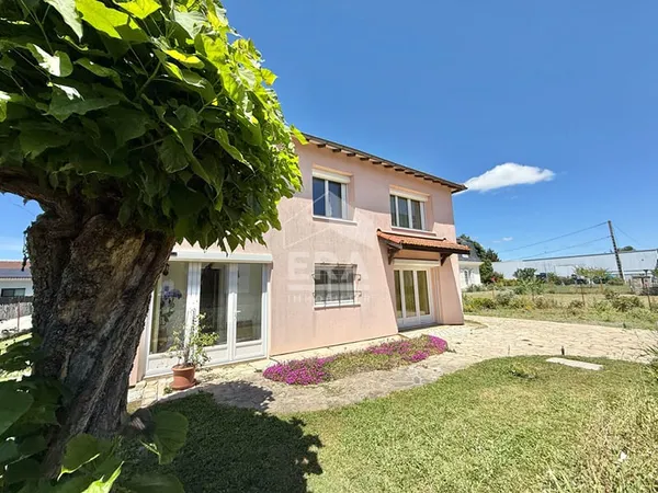 Maison familiale 120 m² avec grand terrain, garages et dépendance aménageable en plein centre de Vic