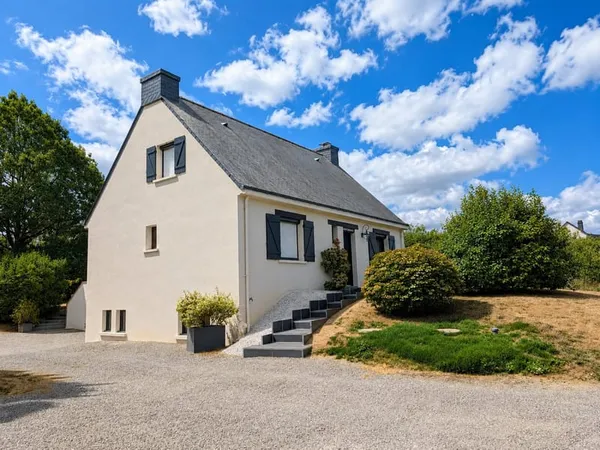 Maison de 152 m2 avec ensemble d'Atelier/Garage de 128 m2 s