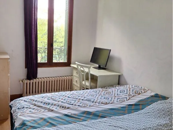 Chambre tout confort dans grande maison
