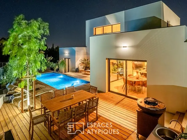 Villa d'architecte neuve aux volumes spectaculaires et piscine effet Bali