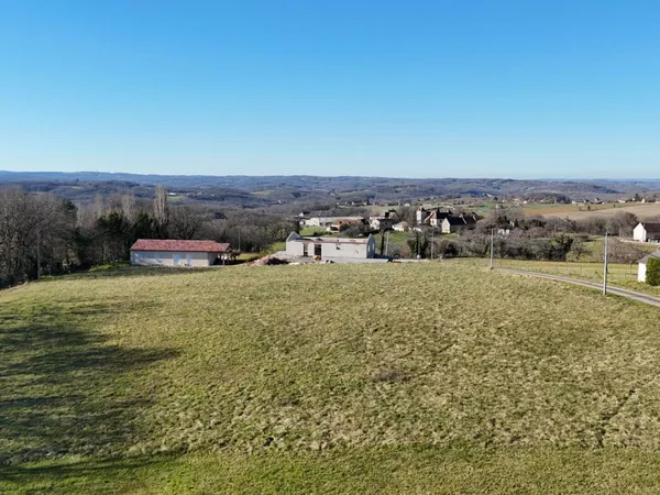 Terrain constructible de 2713 m2 à Dégagnac
