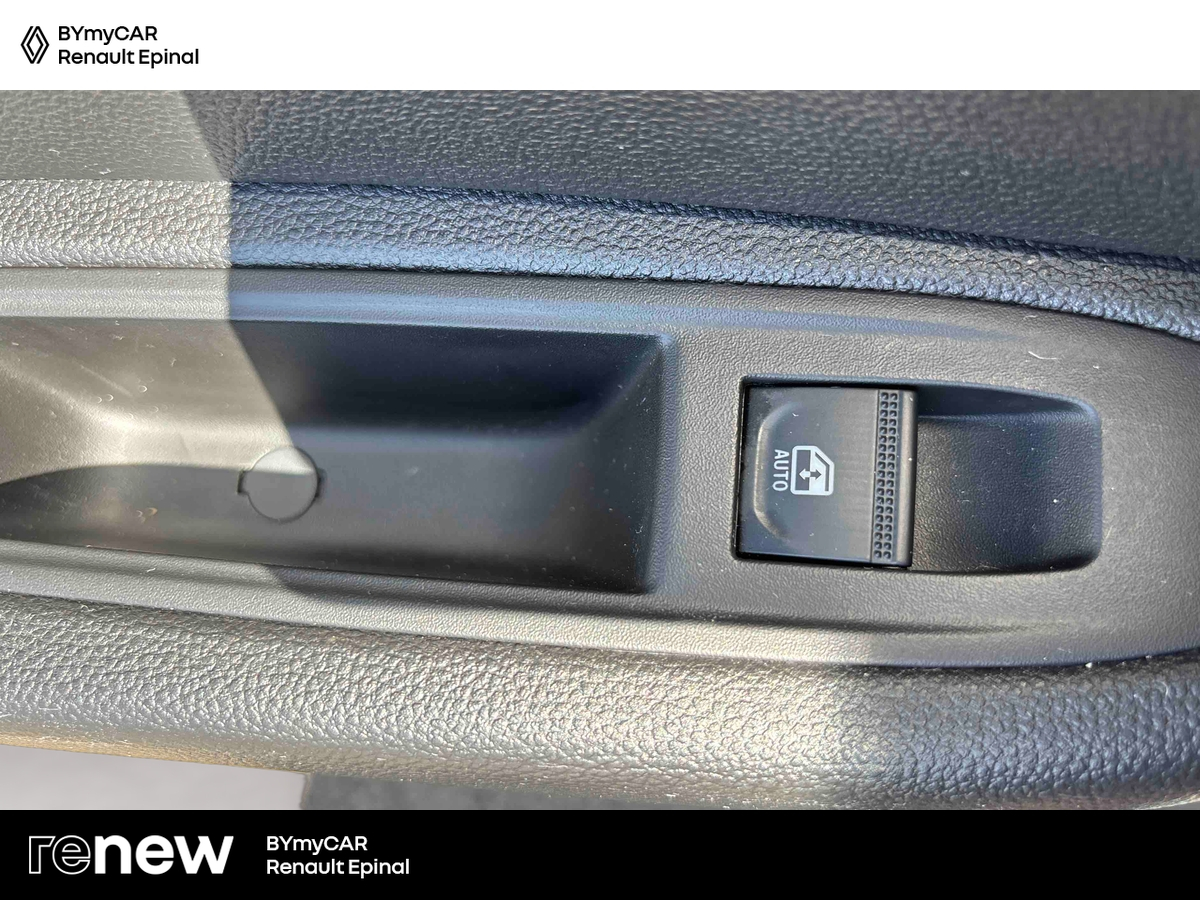 Renault Clio TCe 90 — photo 23