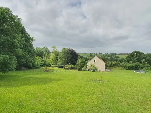 Maison rénovée avec terrain constructible - 1,6 hectare