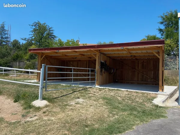 Parc avec abri chevaux