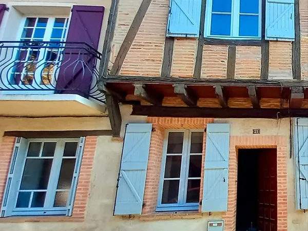 Maison de ville . 60 m². Centre Lisle-sur-Tarn