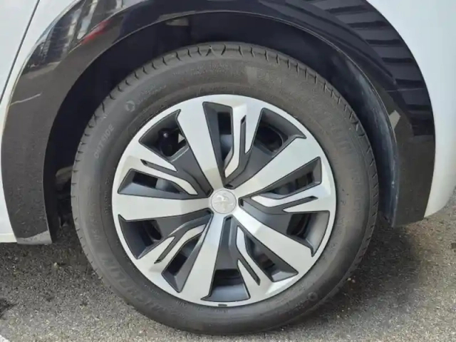 Peugeot 208 e- 136ch active — photo 8
