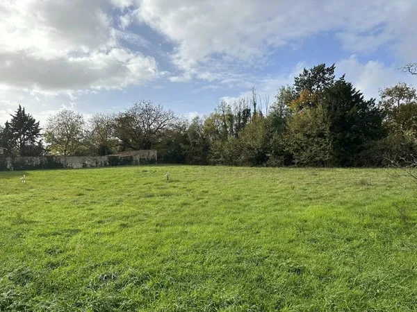 TERRAIN A BATIR 810 M² - CENTRE-BOURG
