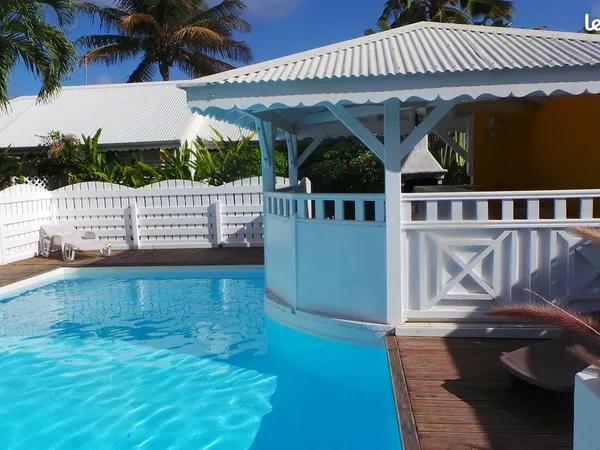 Appartement T2 climatisé avec piscine et citerne d'eau sur St-François