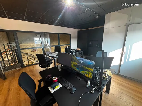 Local d'activité 145 m² avec bureaux aménagés et climatisés - Castries - Accès A9