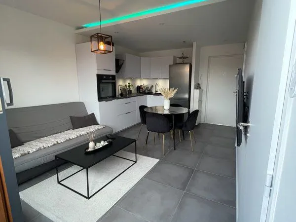 Apparemment 28 m2