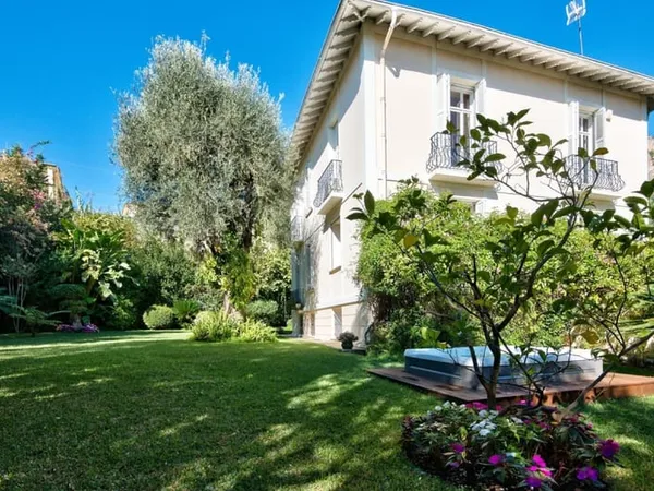AU COEUR DE BEAULIEU SUR MER - VILLA BELLE EPOQUE DE 300 M² A VENDRE - TERRAIN DE 1.175 M² PISCINABL